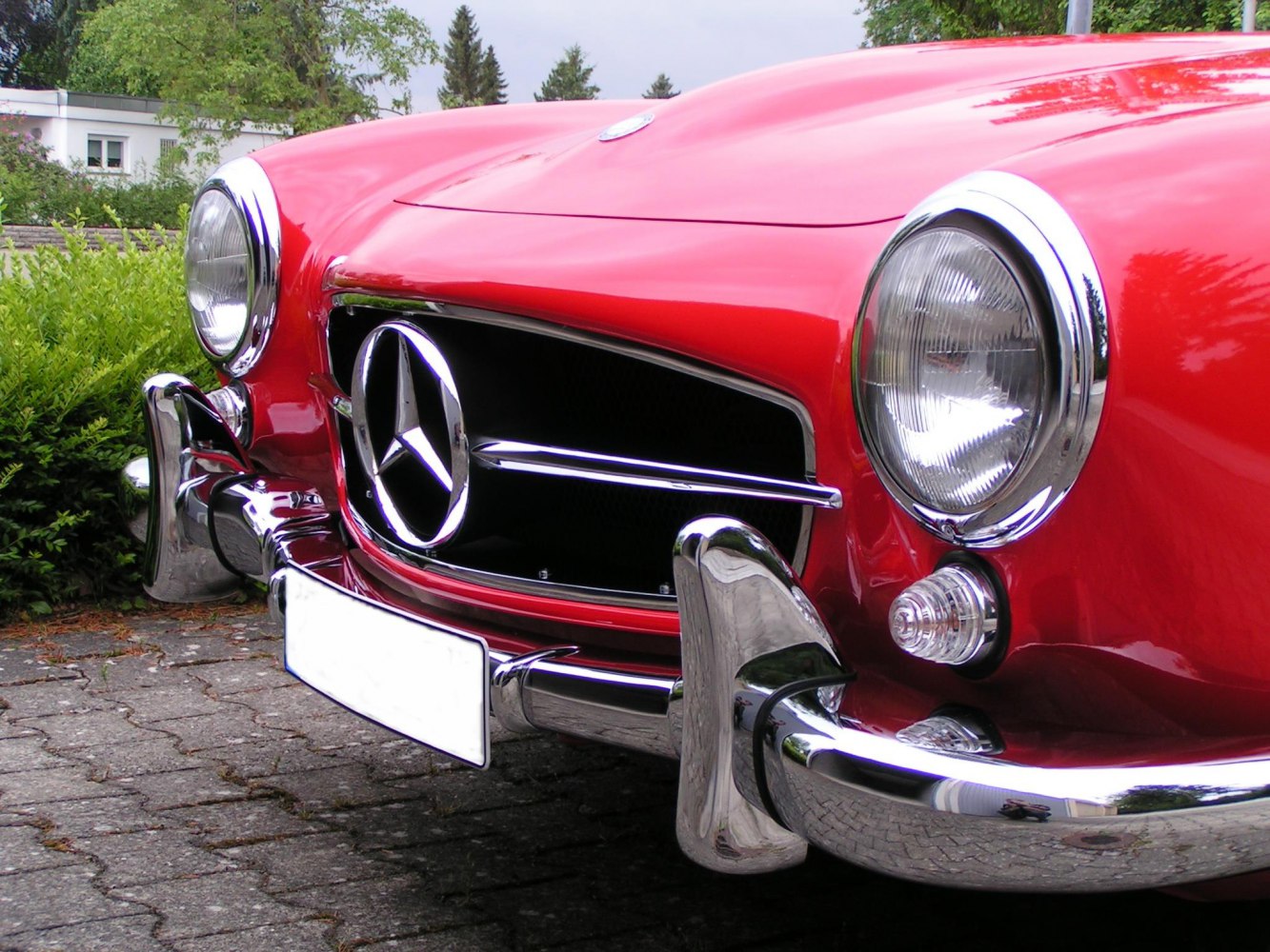 Classic chrome front grille with star emblem and round headlights
