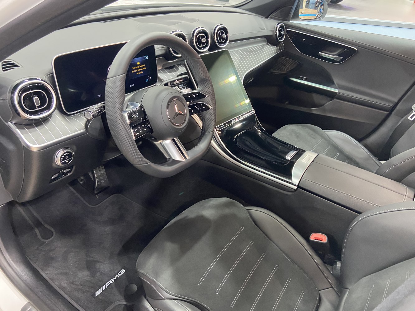 Digital dashboard, sporty steering wheel, modern luxury interior
