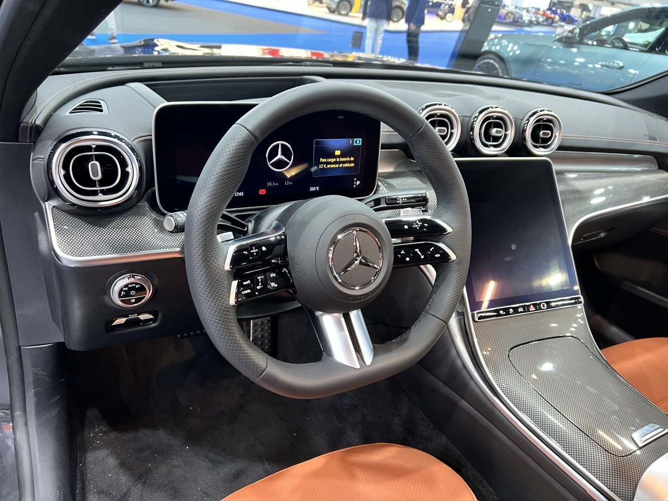 Digital dashboard, touchscreen console, luxury interior, steering wheel controls