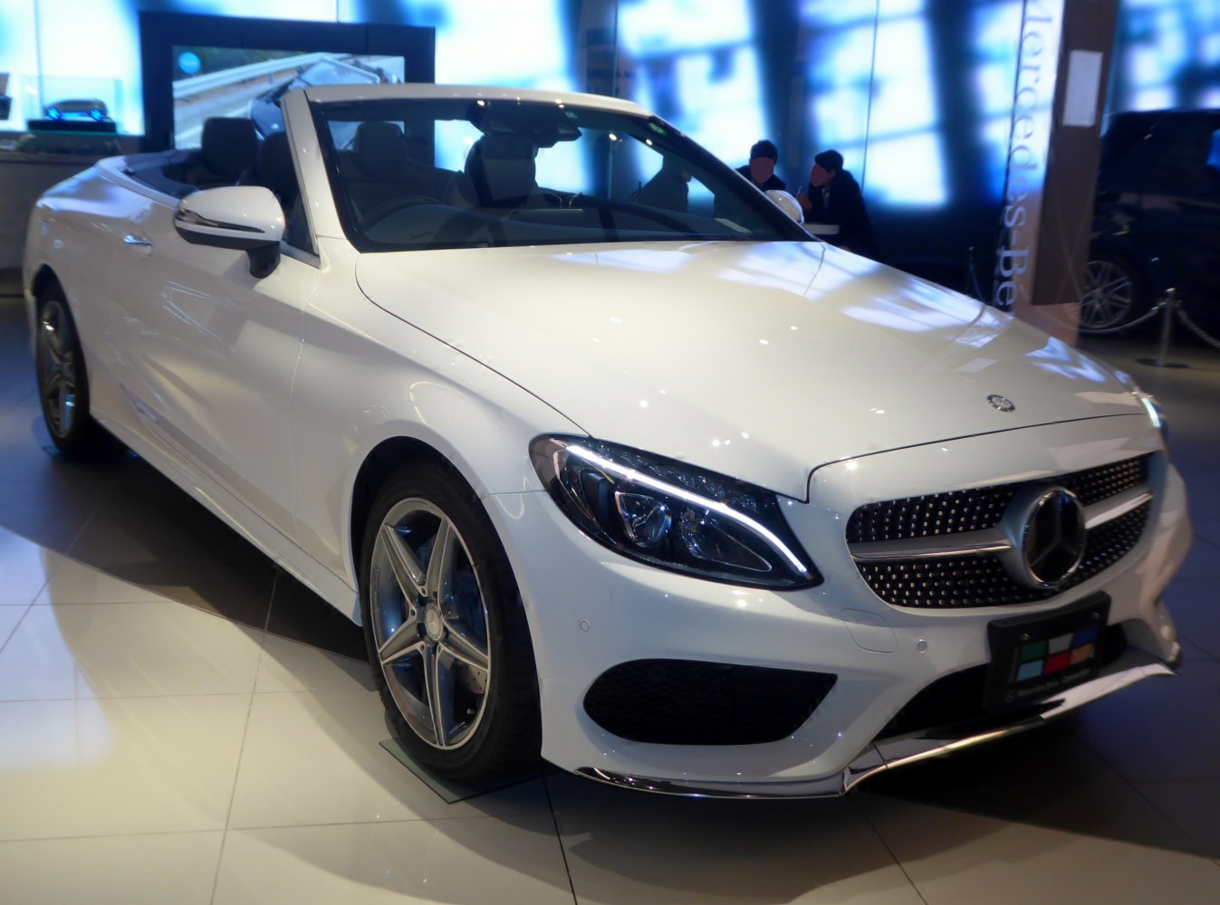 Convertible front with LED headlights and sporty alloy wheels