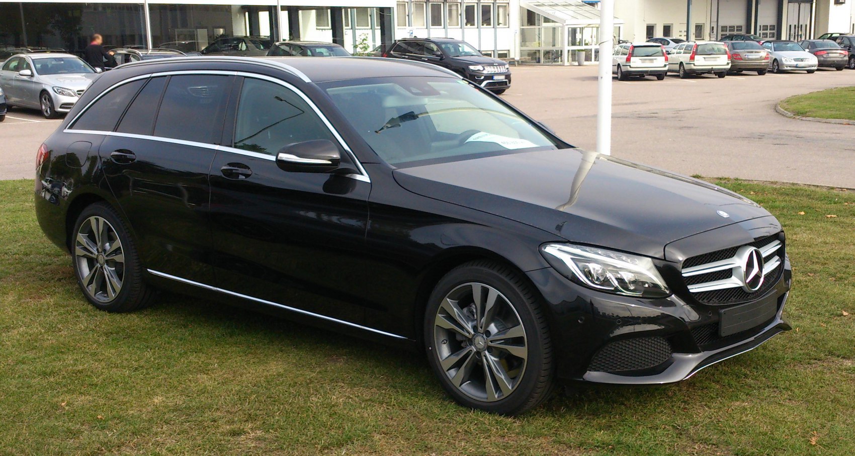 Black wagon with alloy wheels and chrome side trim
