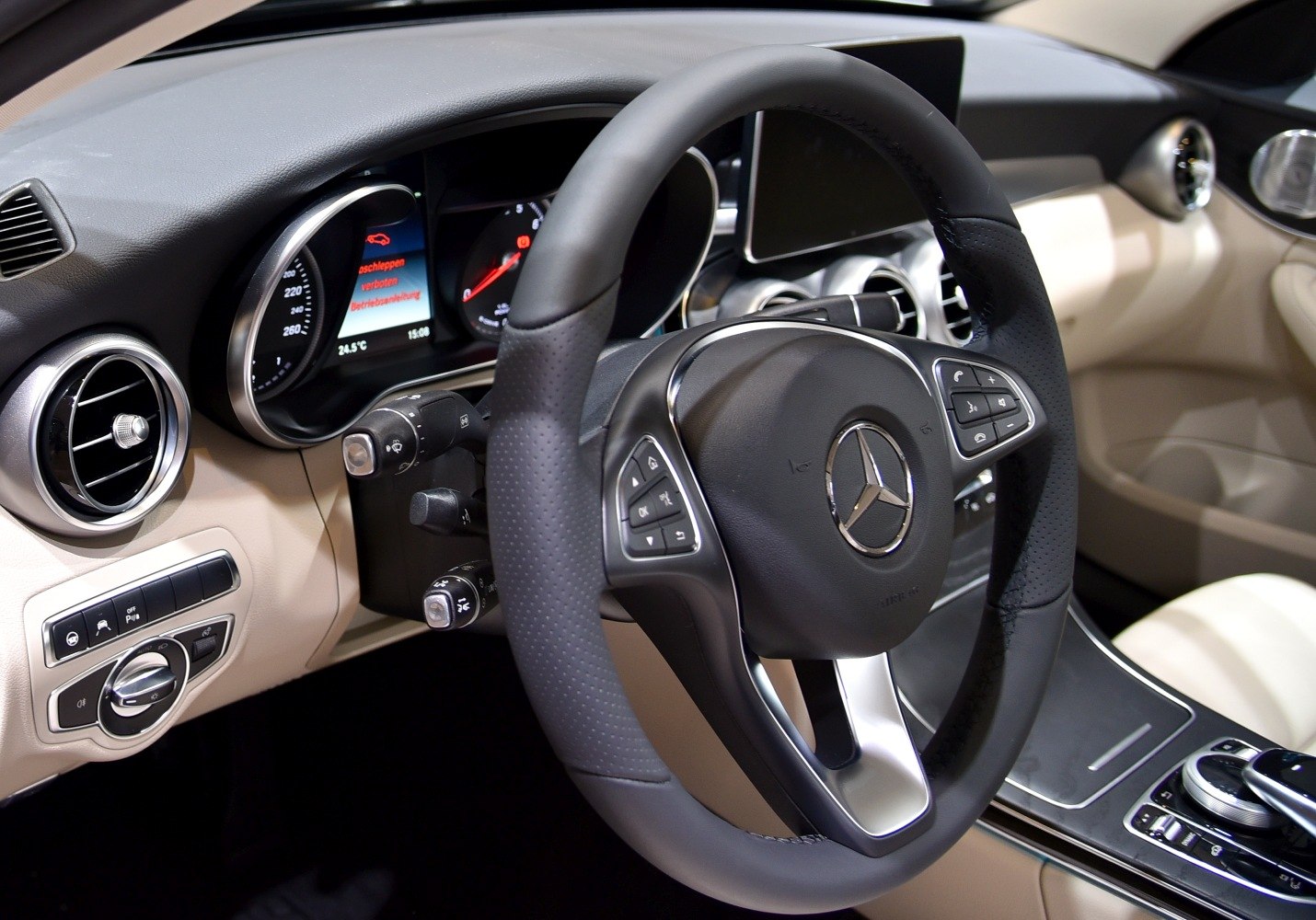 Steering wheel and dashboard with instrument cluster and infotainment screen