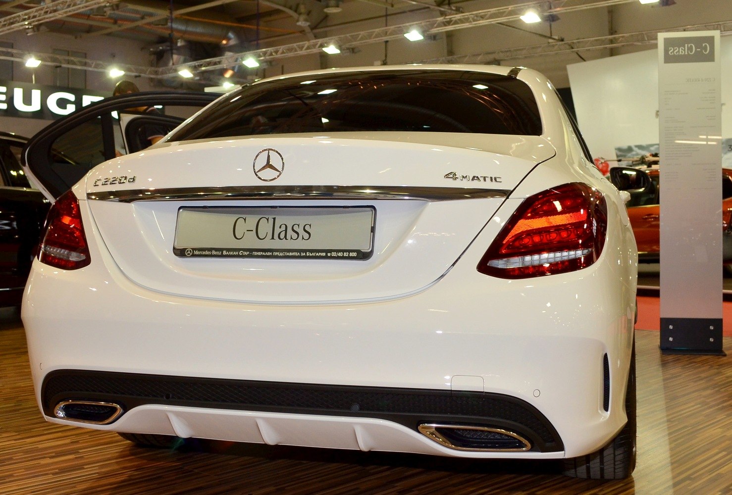 Rear view with taillights, 4MATIC badge, dual exhausts