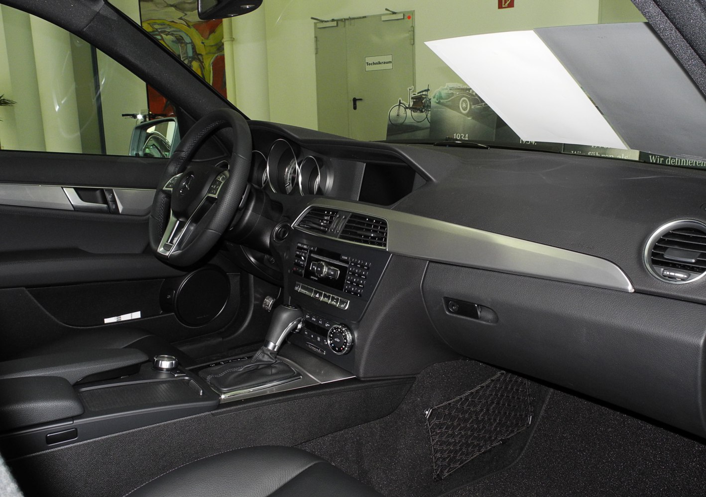 Dashboard with steering wheel and center console featuring automatic gear lever and air vents