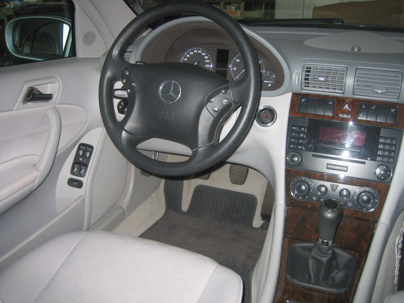 Steering wheel, dashboard, manual transmission gear shift
