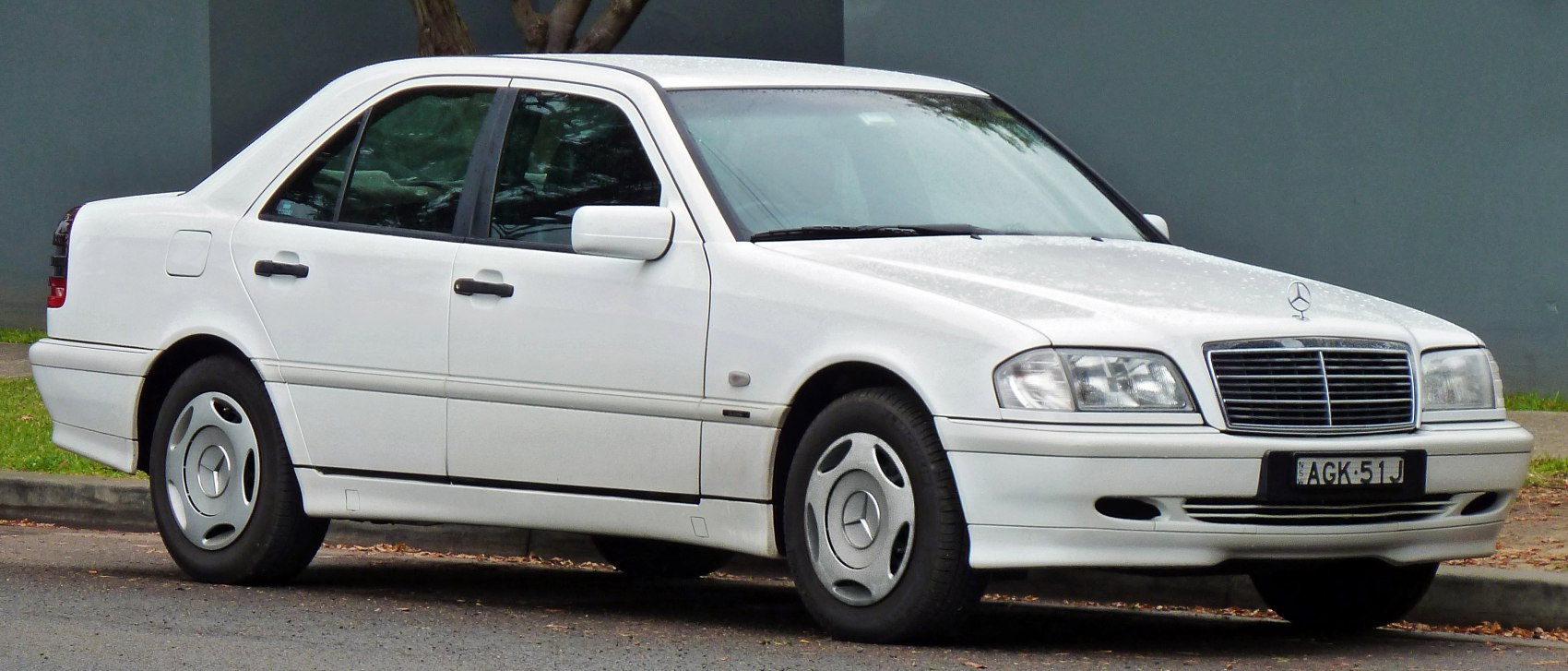 Front-side view of a 1997 facelift sedan with alloy wheels.