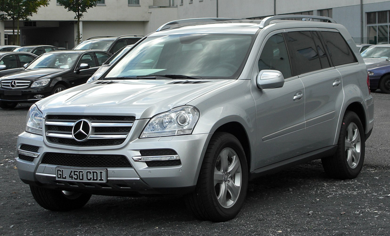 Silver luxury SUV with prominent grille and alloy wheels from 2009 facelift