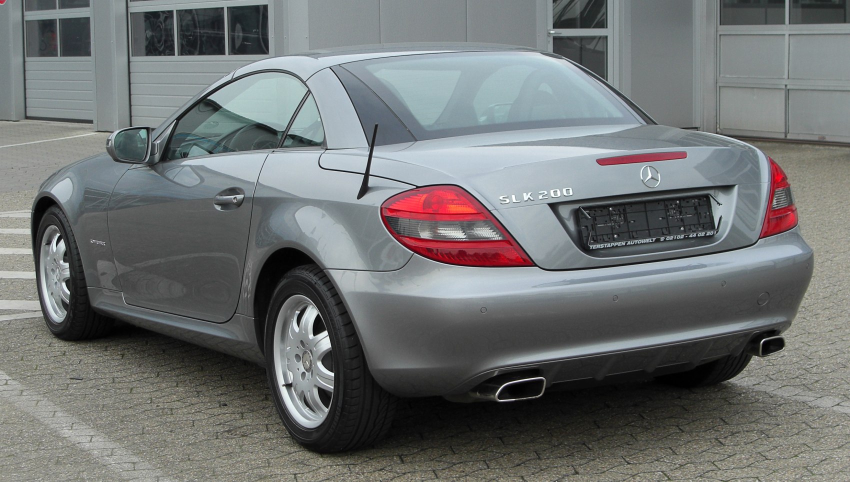 Rear design with tail lights and dual exhaust of a sporty coupe