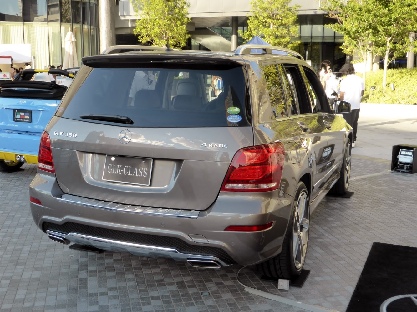 SUV rear view with taillights, dual exhausts, roof rails