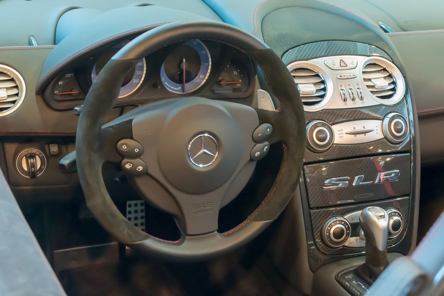 Sporty steering wheel and SLR-branded carbon fiber dashboard