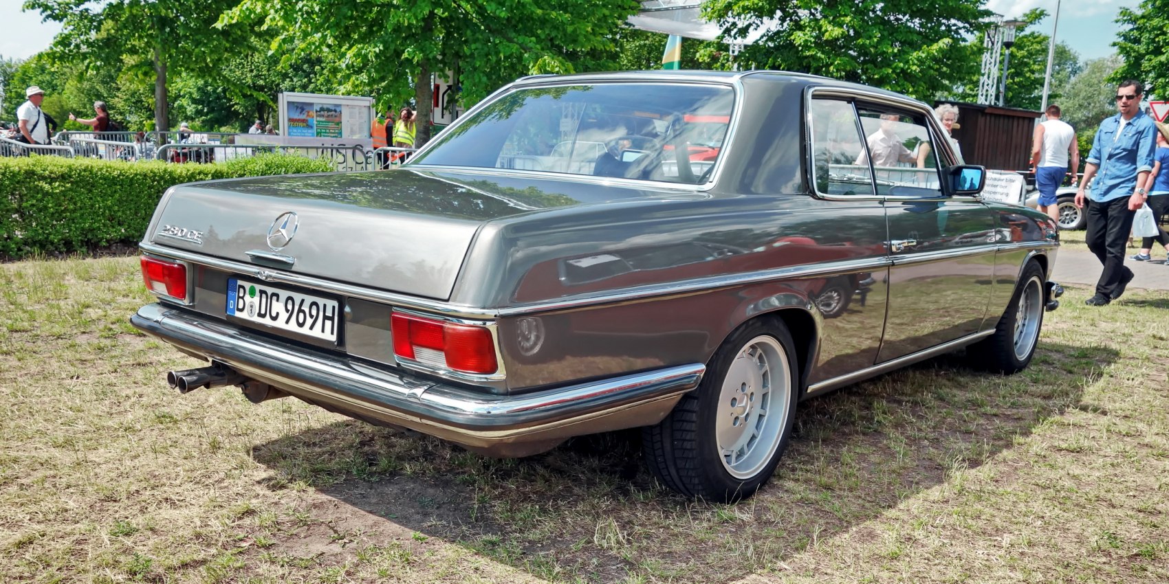 Rear view of classic 2-door coupe with chrome bumper and dual exhaust pipes