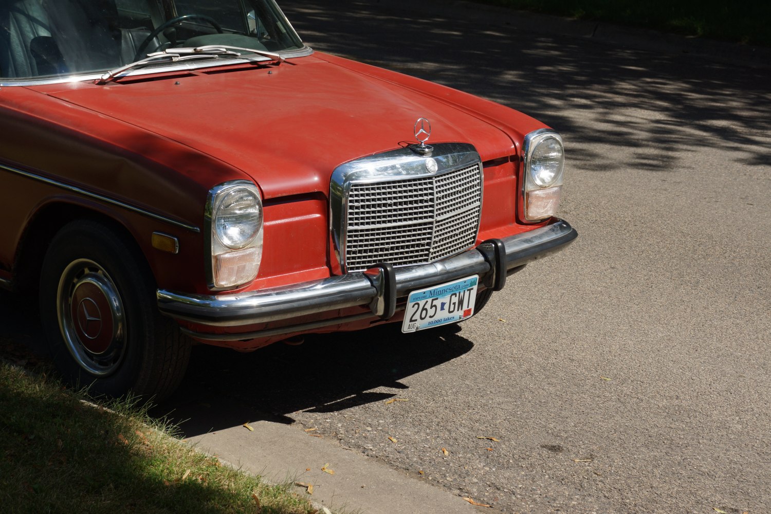 Mercedes-Benz vintage front grille, round headlights, and emblem