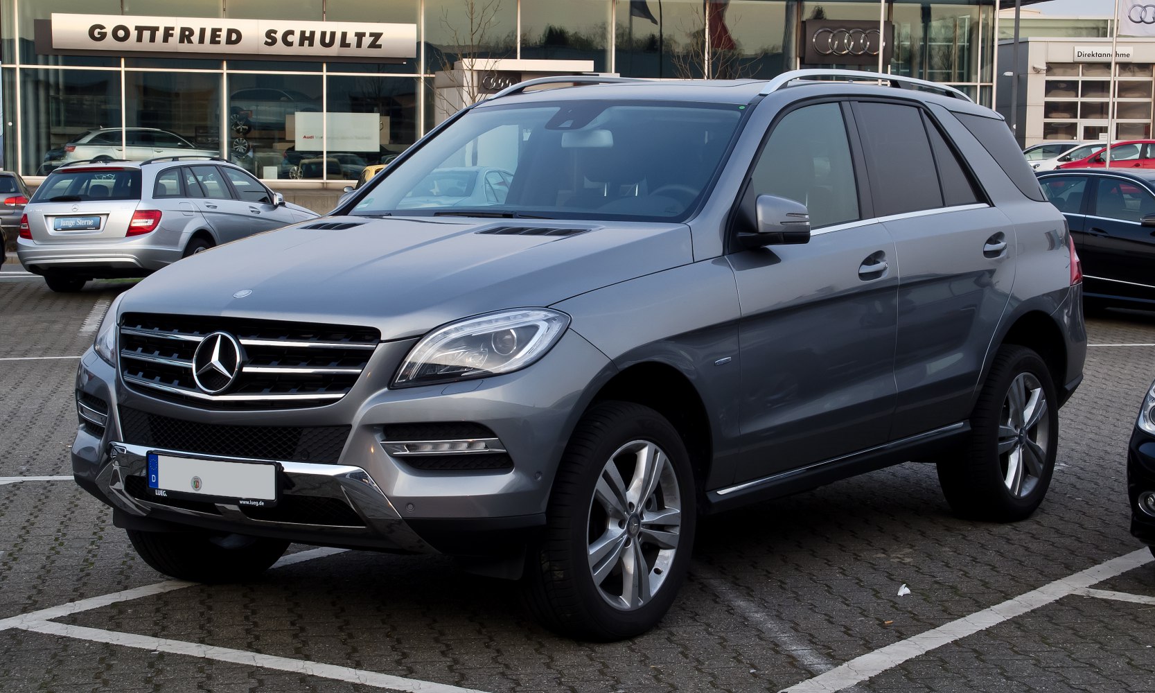 Luxury SUV front grille and aerodynamic body styling