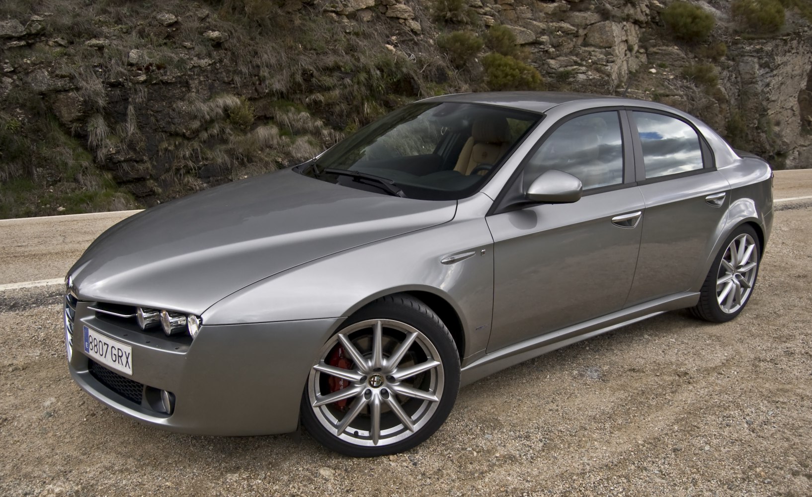Front side view with alloy wheels and headlights