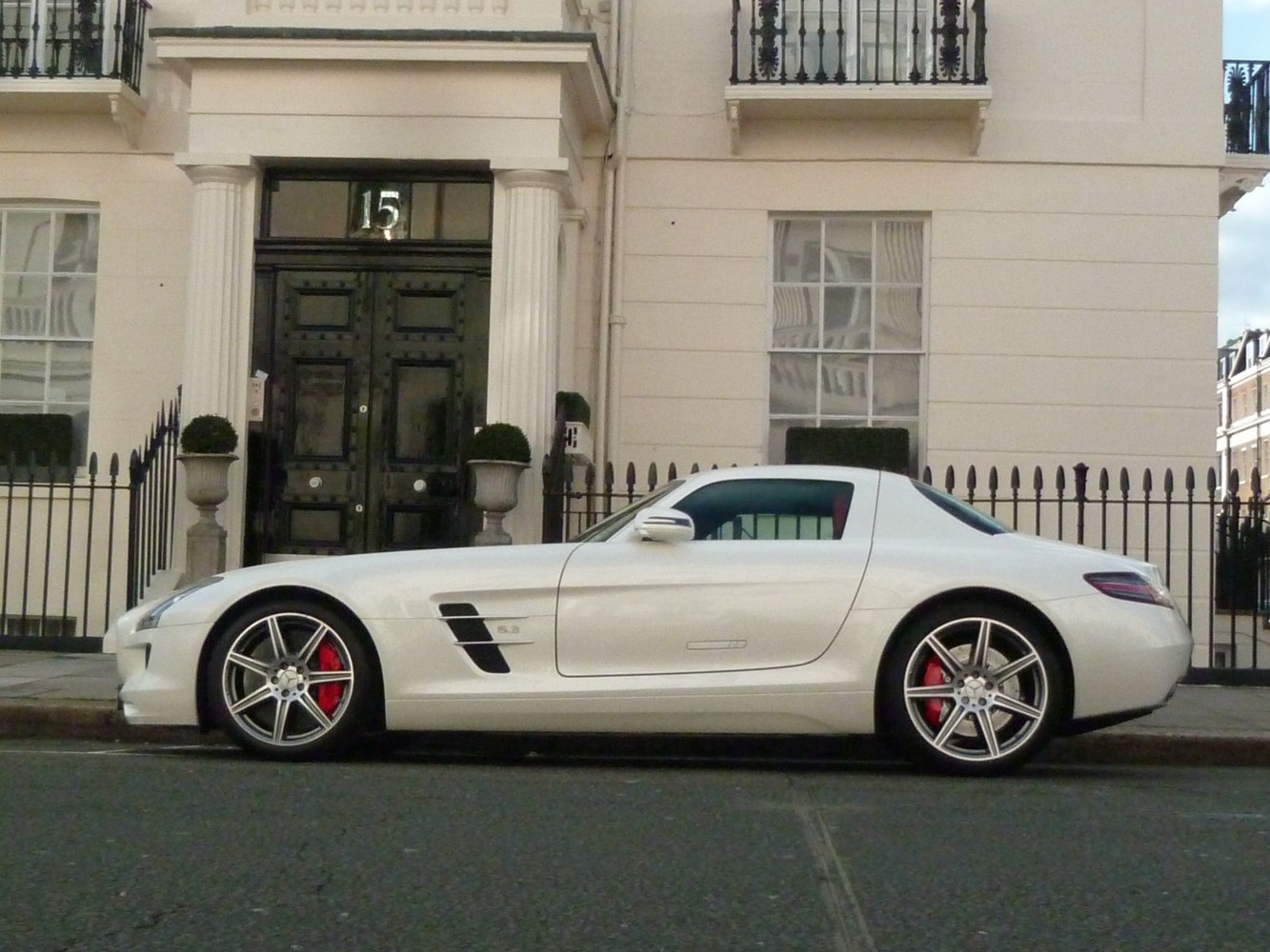 Side profile with long hood and sporty coupe design