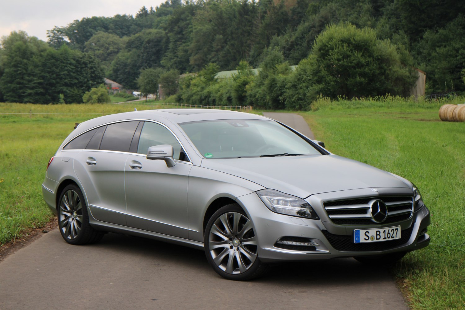 Luxury wagon with distinctive front grille and sleek aerodynamic body