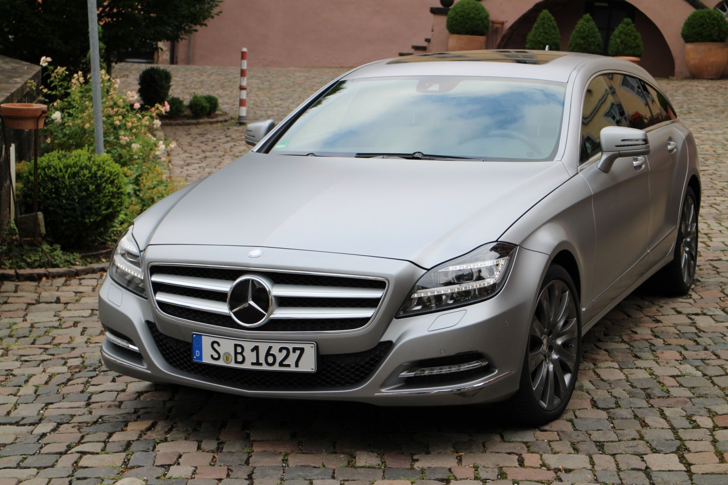 Luxury shooting brake front with LED headlights and sunroof