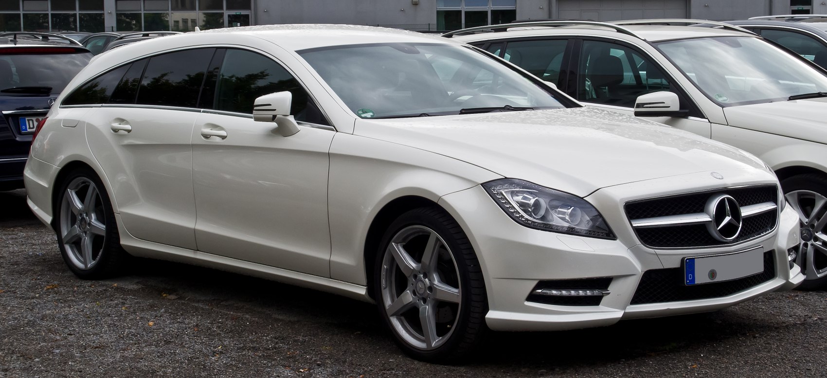 White sporty estate vehicle with LED headlights and 5-spoke alloy wheels