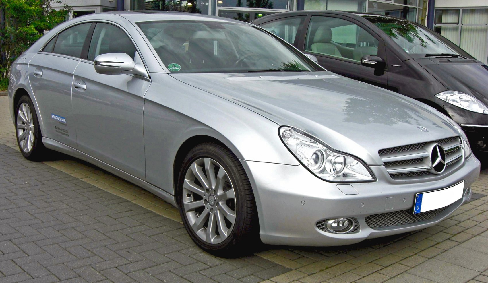 Front-side view, aerodynamic body, distinctive headlights