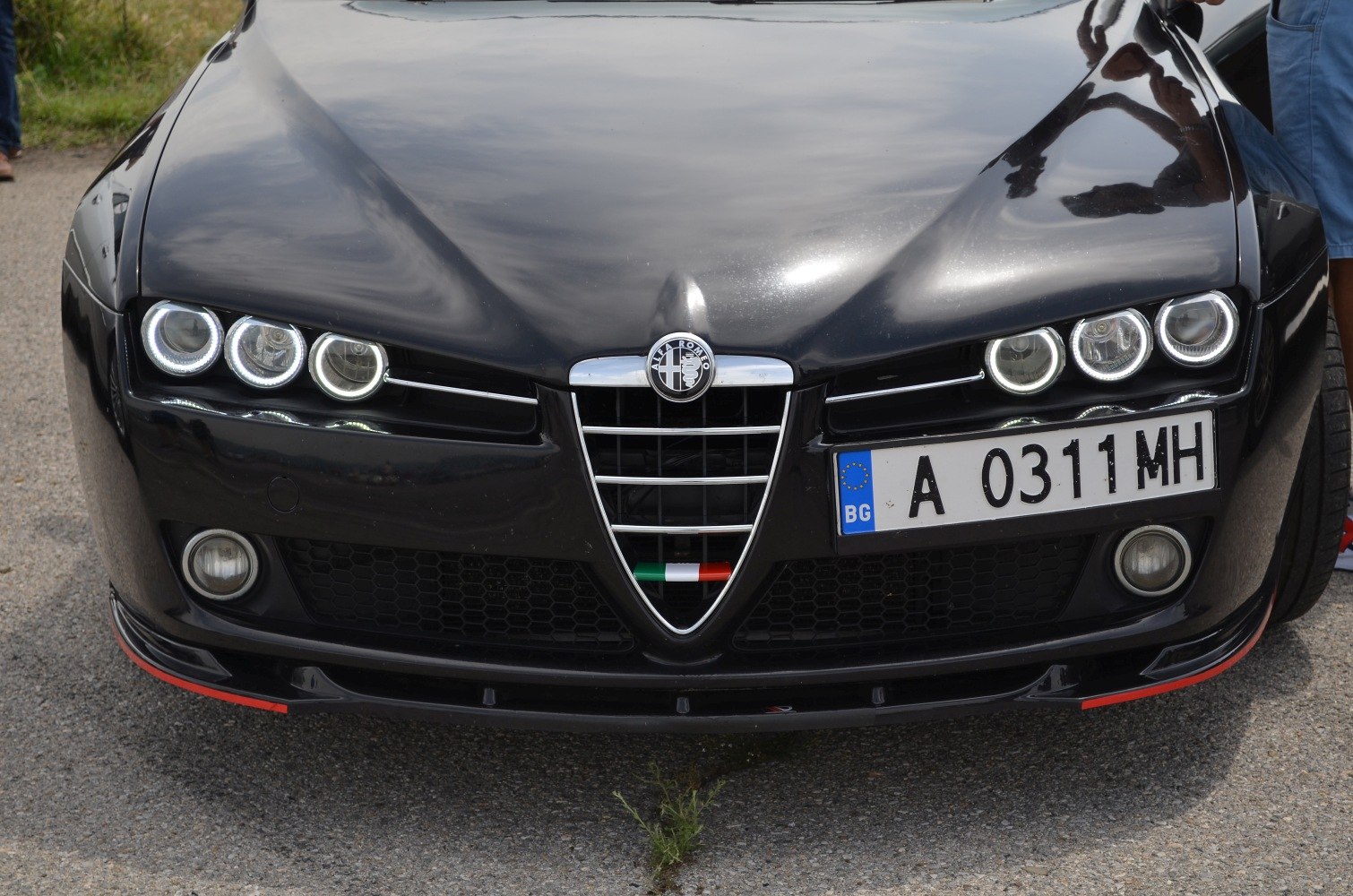 Quad round headlights and triangular grille with Alfa Romeo emblem