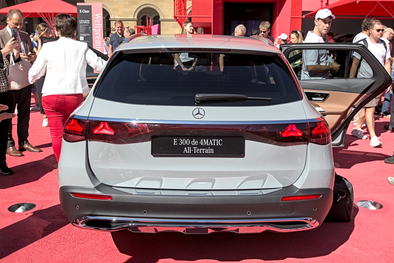 Rear view with taillights and rear windshield wiper