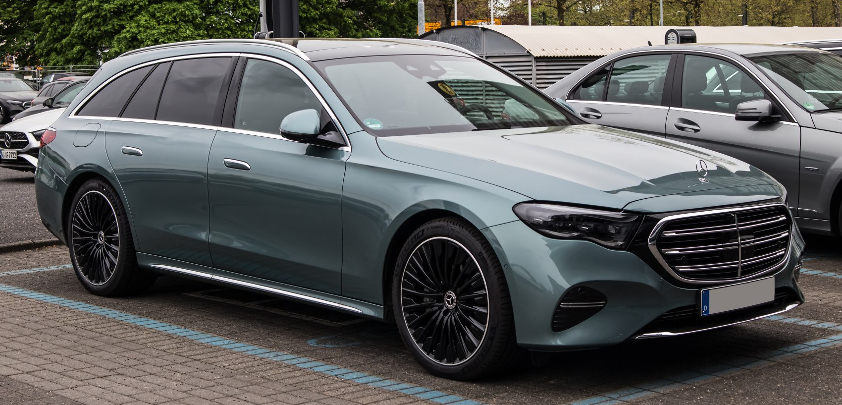 Front grille and side profile with alloy wheels and aerodynamic design