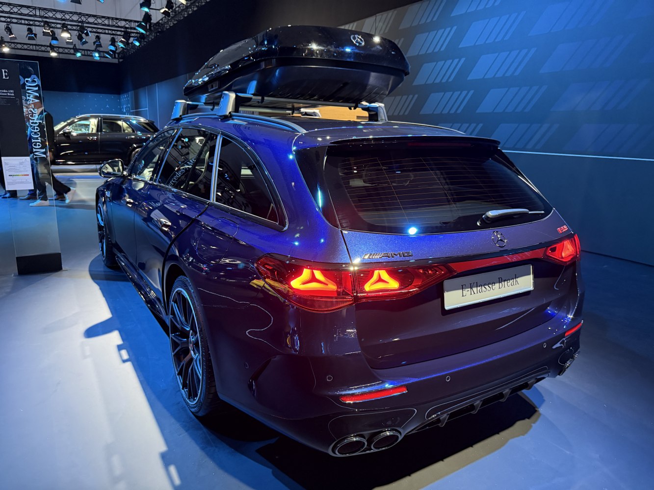 Sporty estate with roof cargo box and LED taillights
