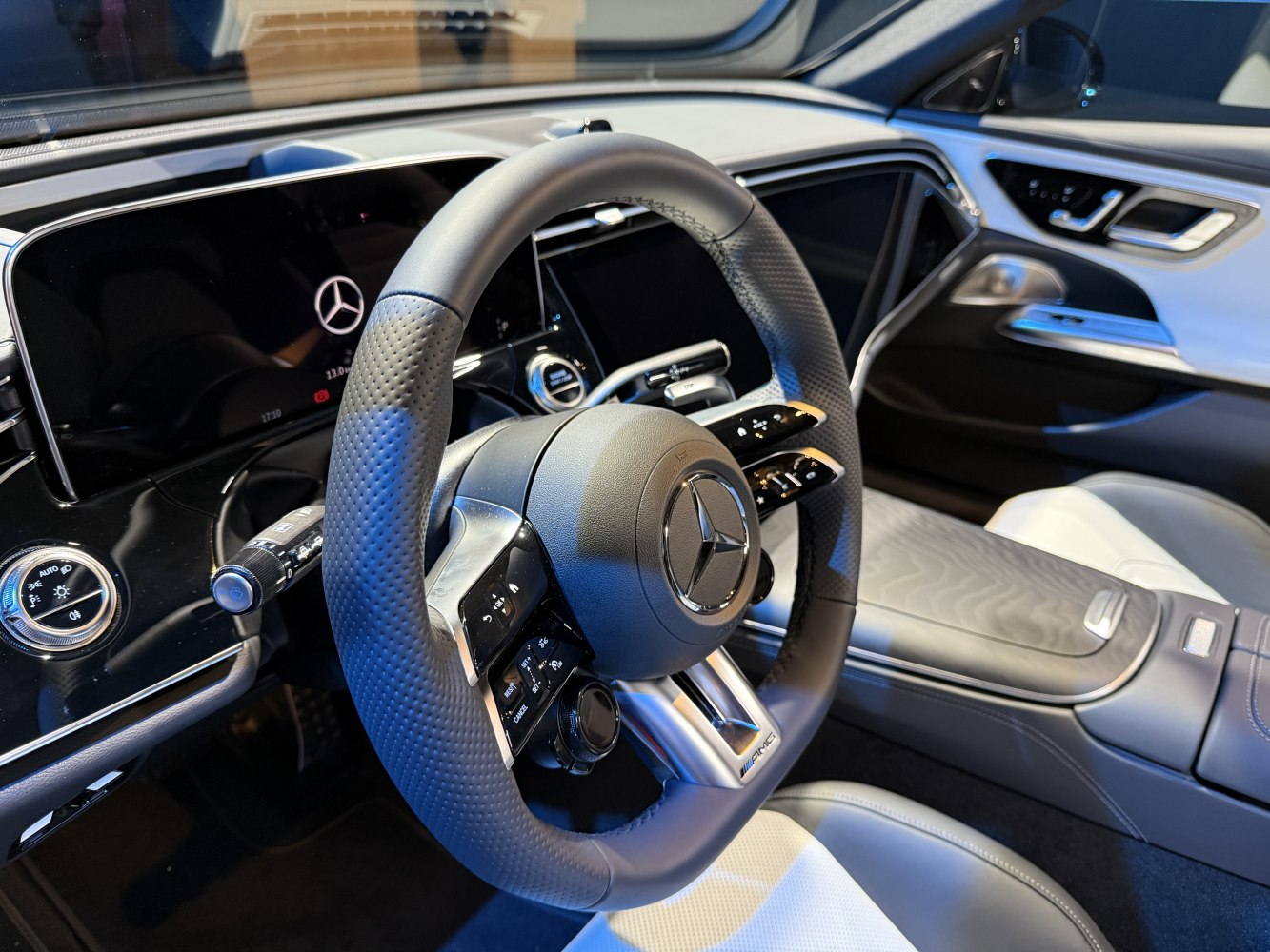 Steering wheel and dashboard digital display with luxurious controls