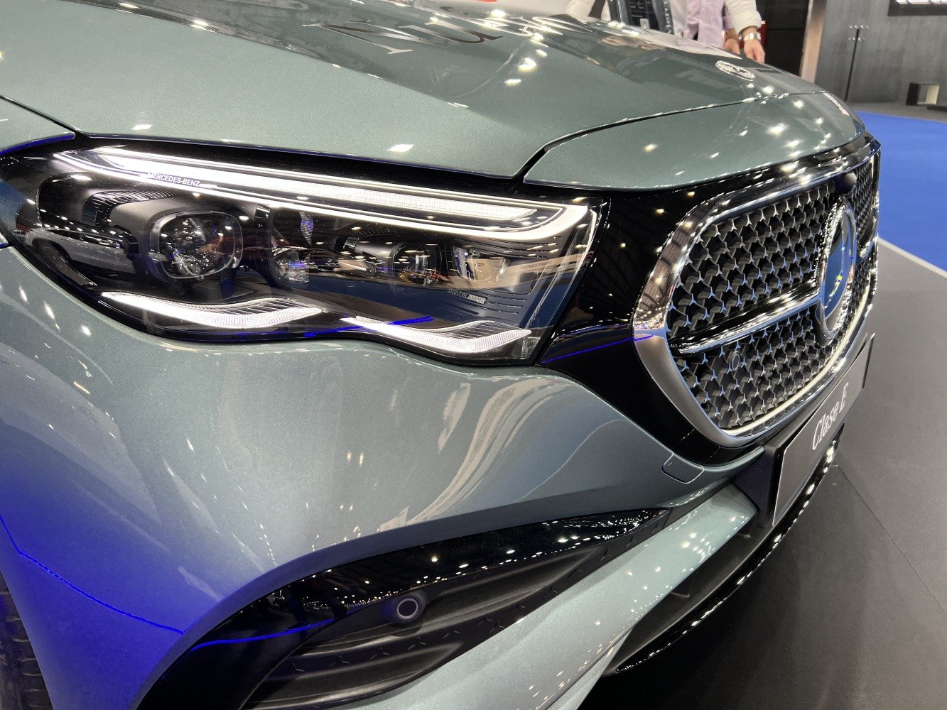 Front grille and LED headlight of a luxury sedan front end