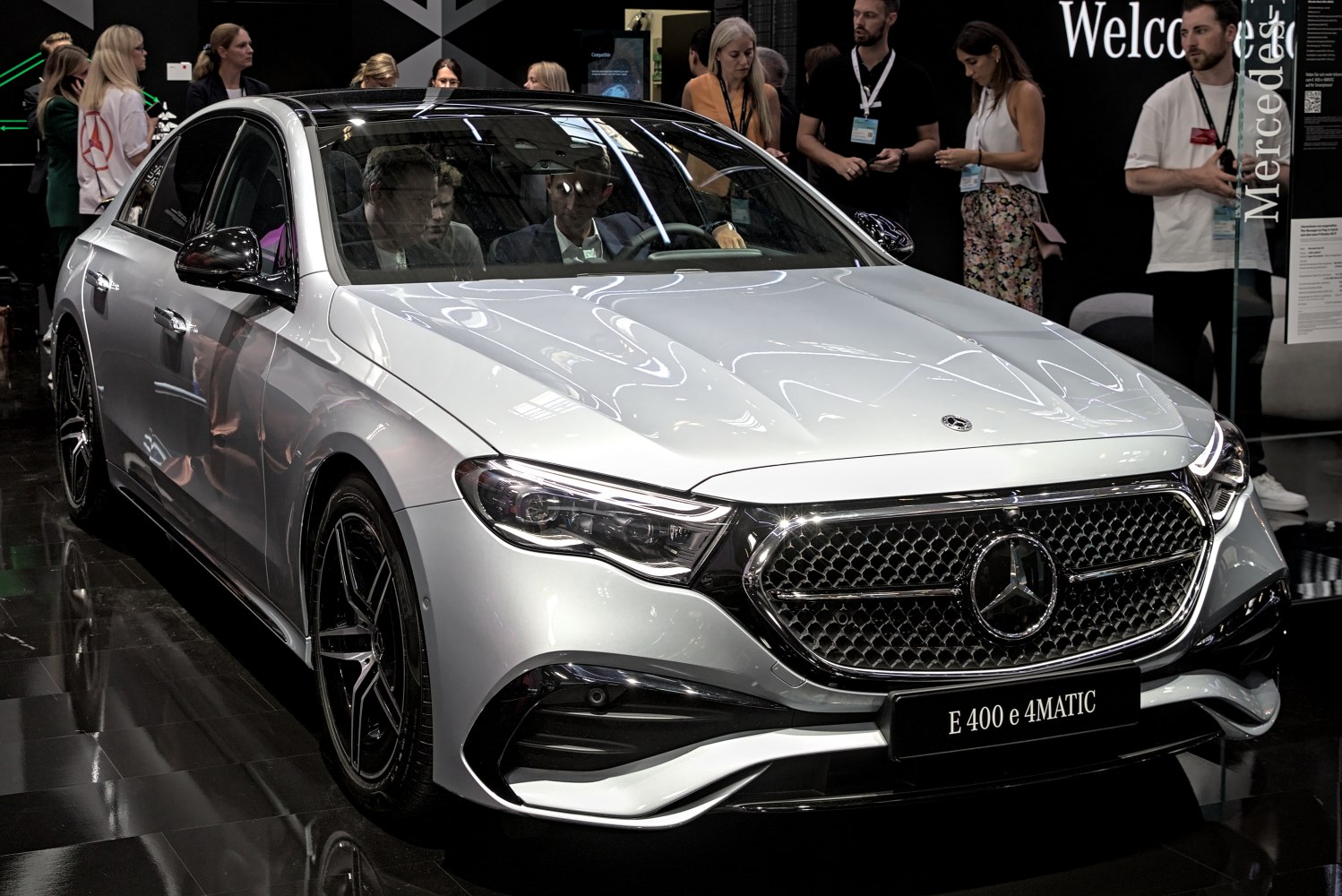 Front grille and headlight design of a modern luxury sedan.