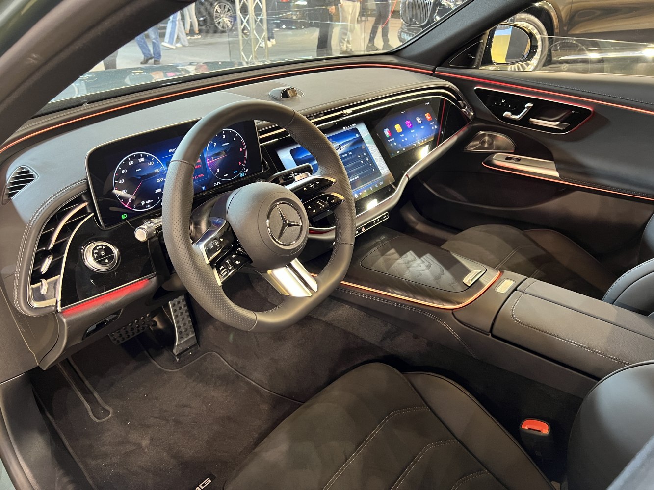 Digital instrument cluster and touchscreen display with steering wheel