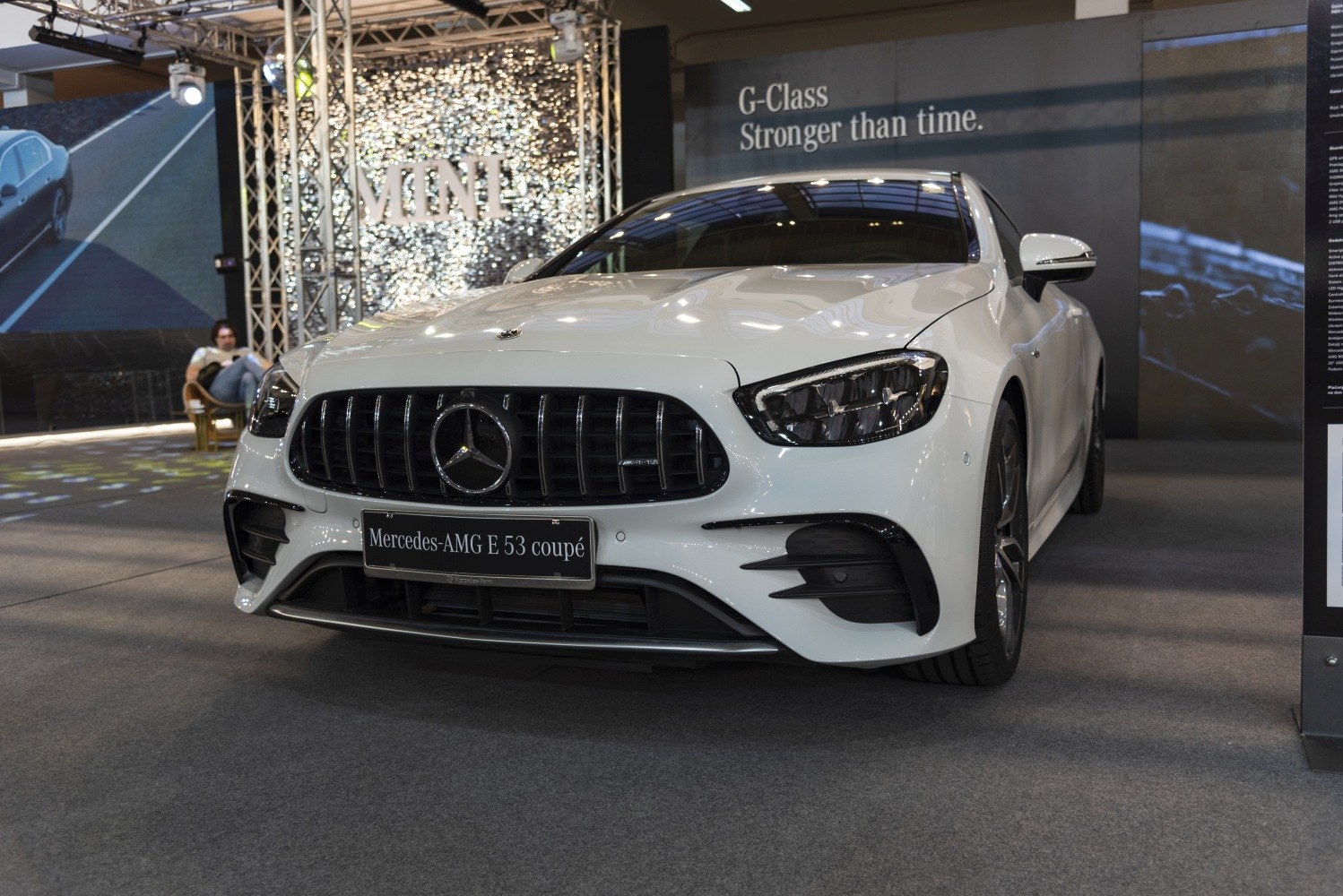 Front view with vertical grille and LED headlights