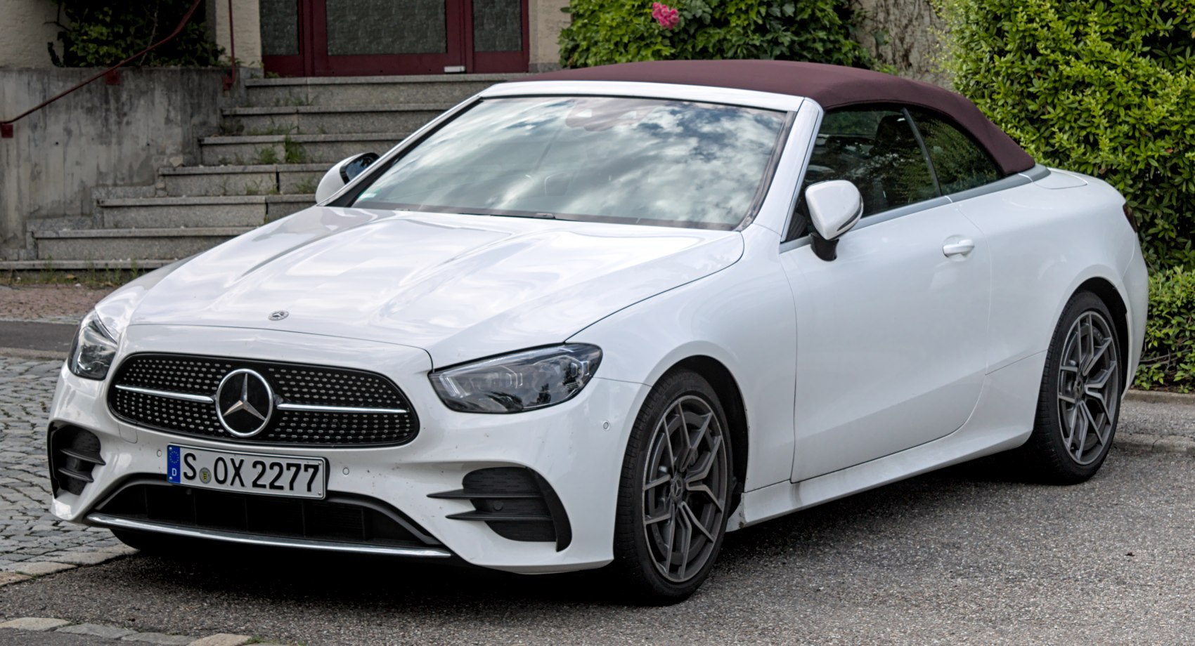 Luxury convertible with distinctive LED headlights and soft fabric panoramic roof