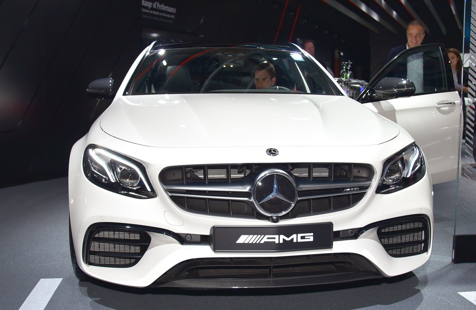 Front headlights and AMG grille with emblem