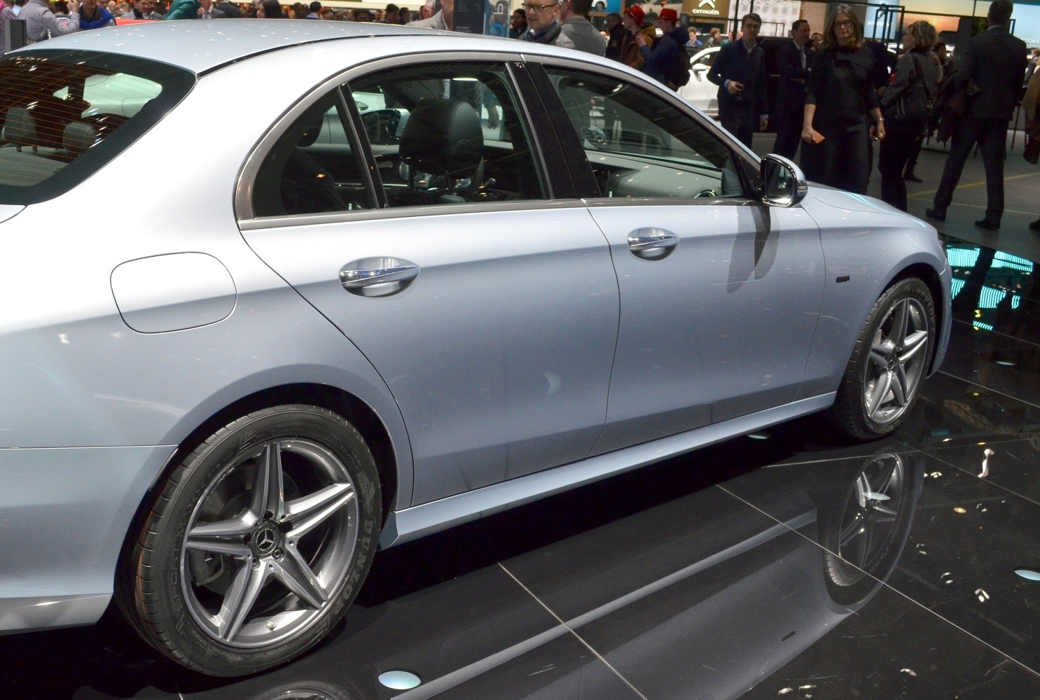 Side profile with alloy wheels and door details
