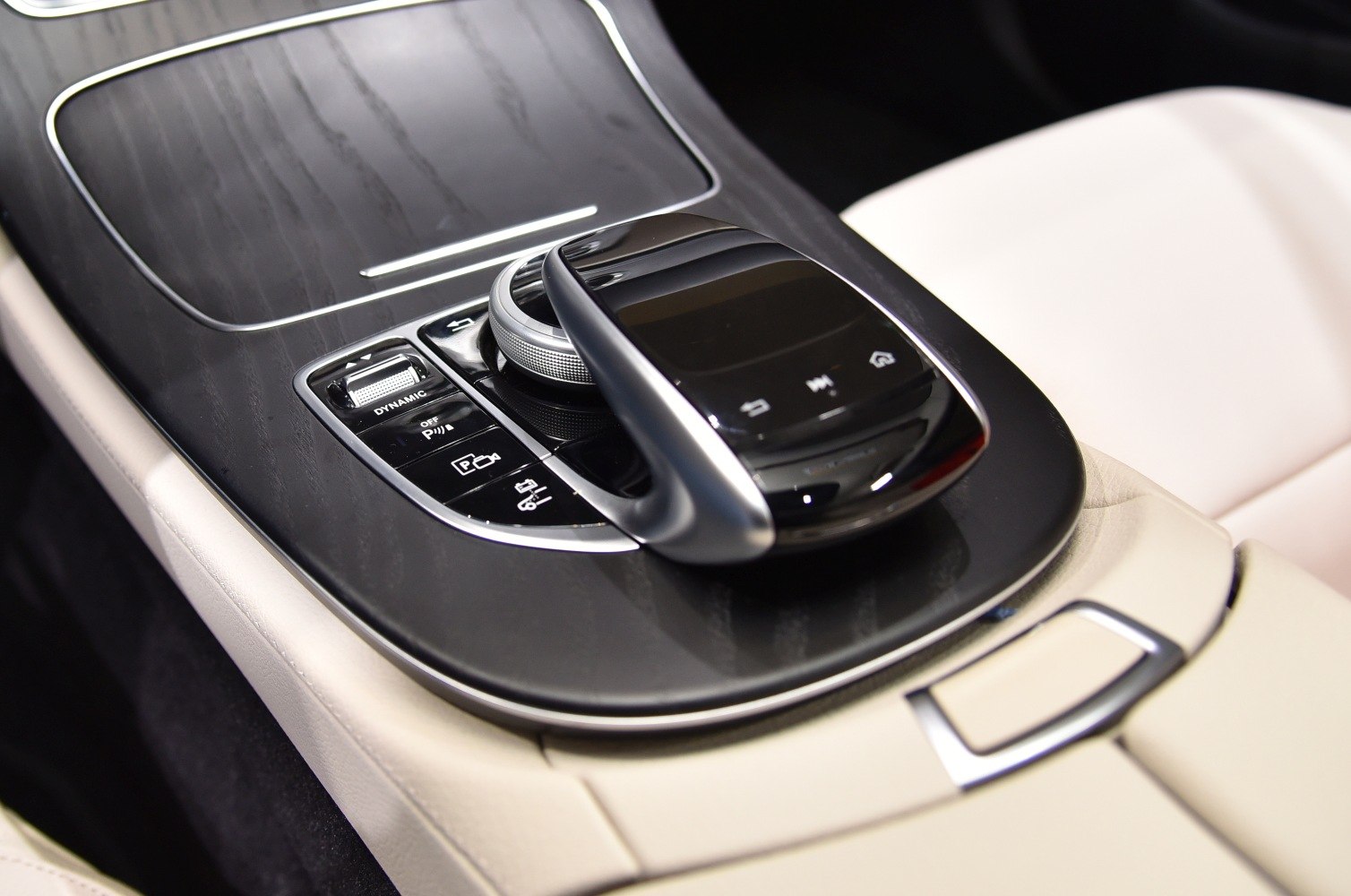 Central control touchpad and dynamic mode switch on console