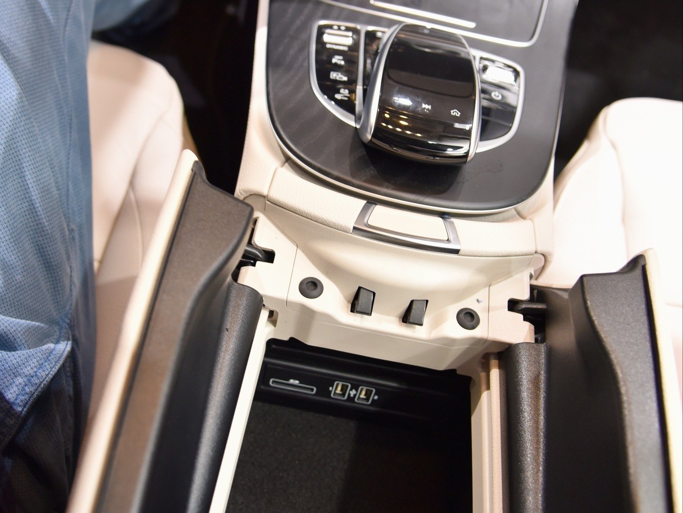 Central console control knob and storage with USB ports