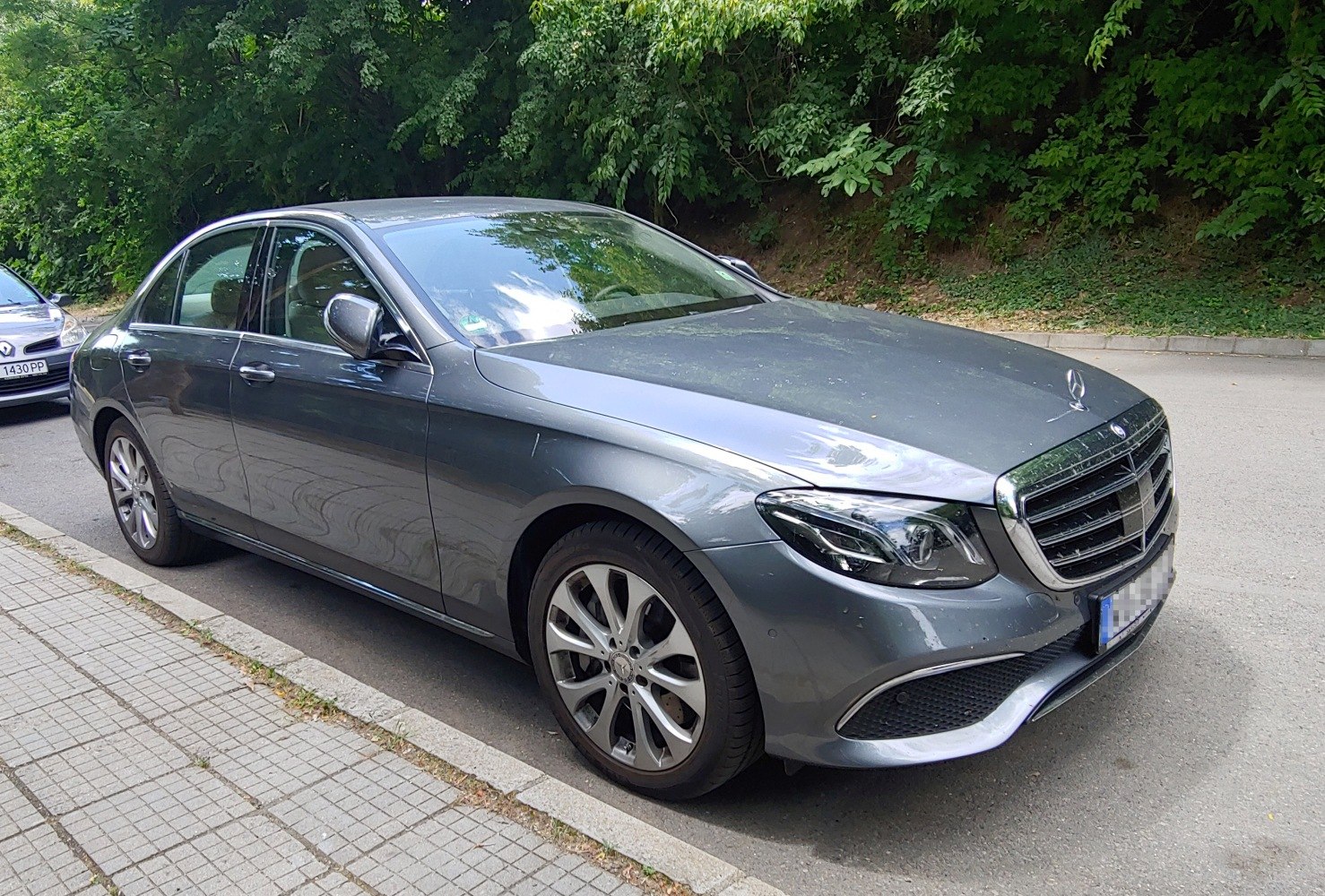 Front side profile with LED headlights and alloy wheels