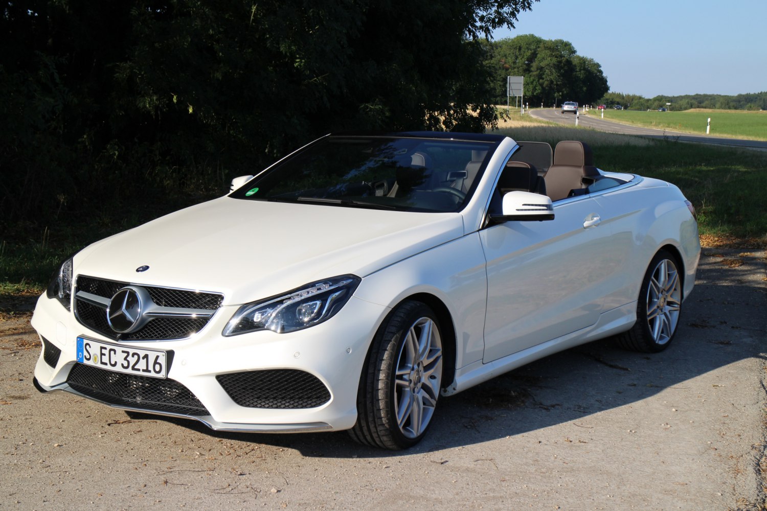 White convertible coupe with sporty front grille and alloy wheels