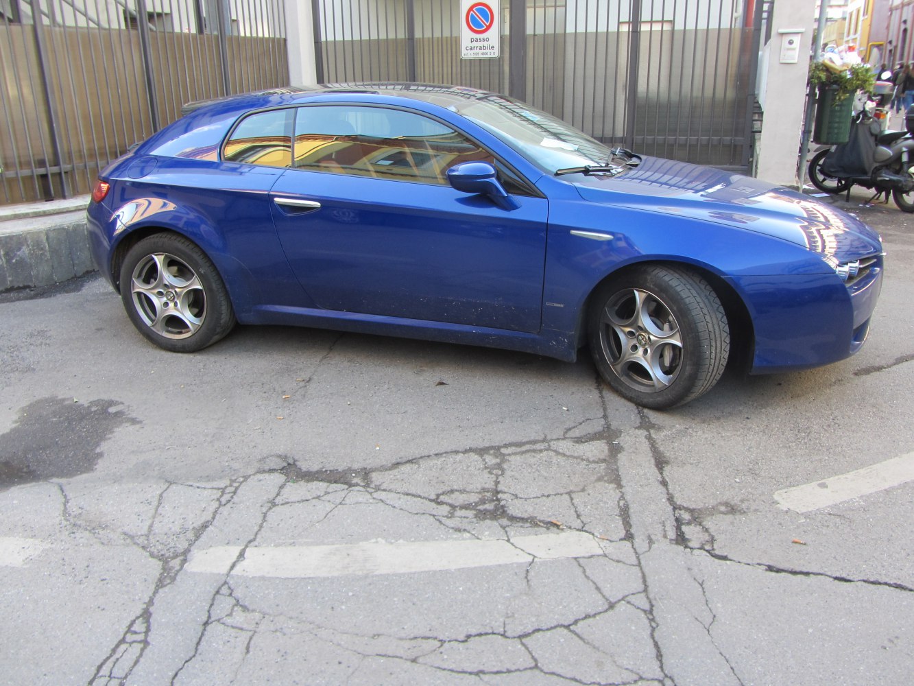 Sleek coupe profile and five-spoke alloy wheels
