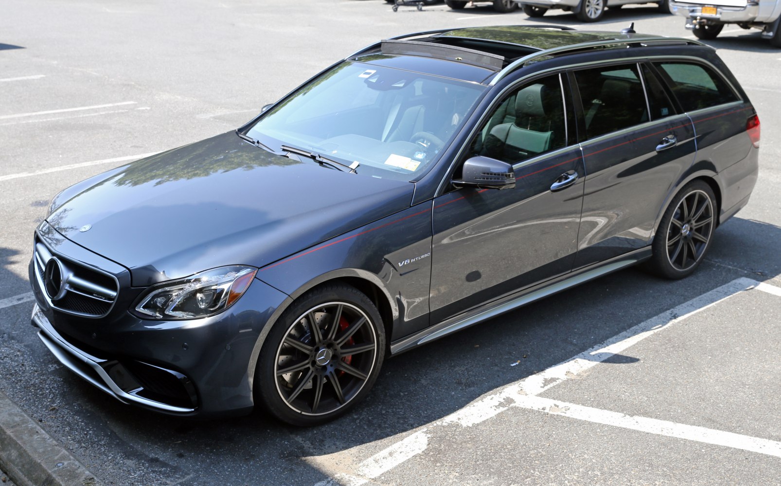 Luxury estate with V8 Biturbo, sunroof, and sporty alloy wheels