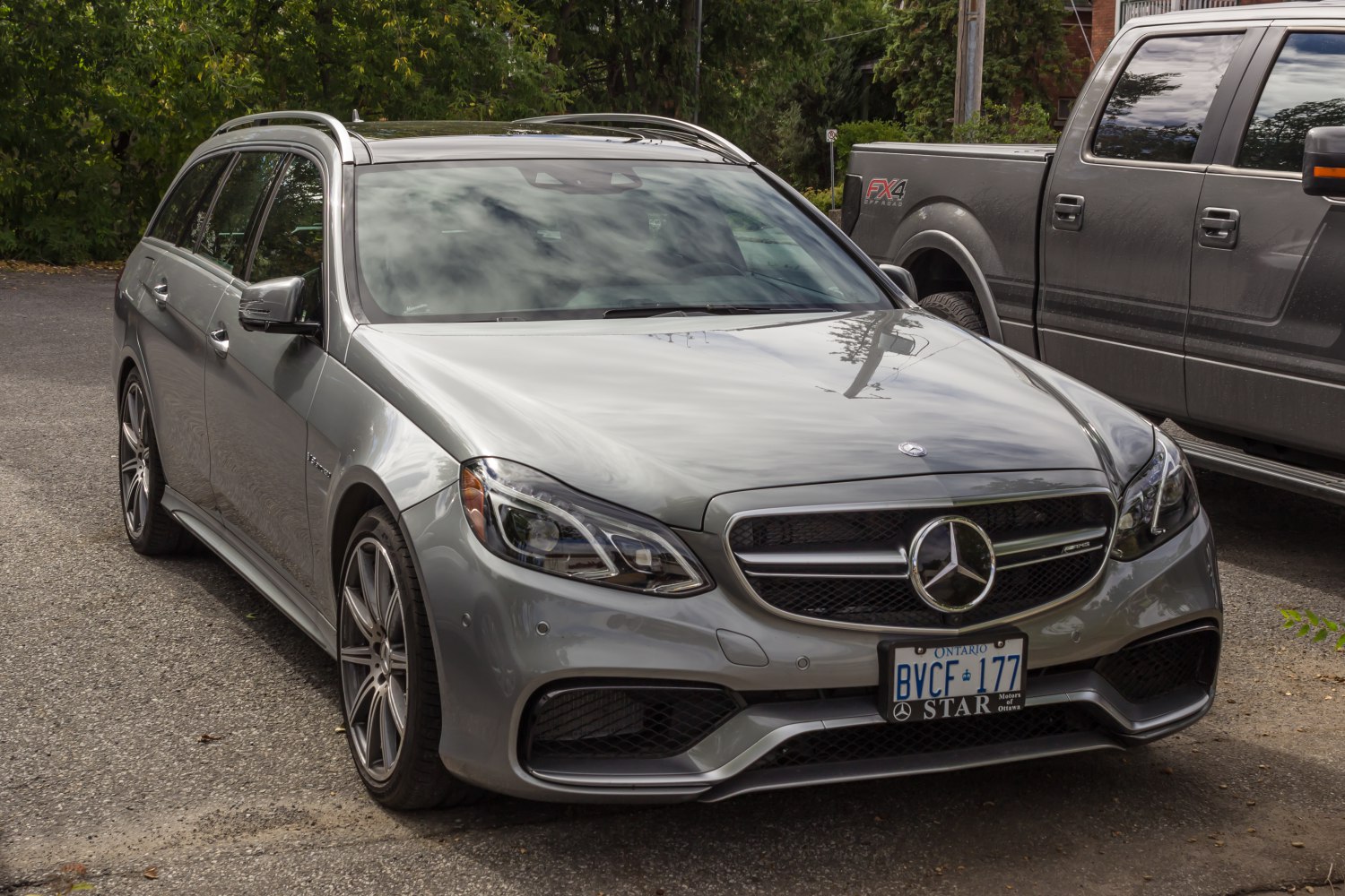 Front view of an estate with AMG grille and roof rails