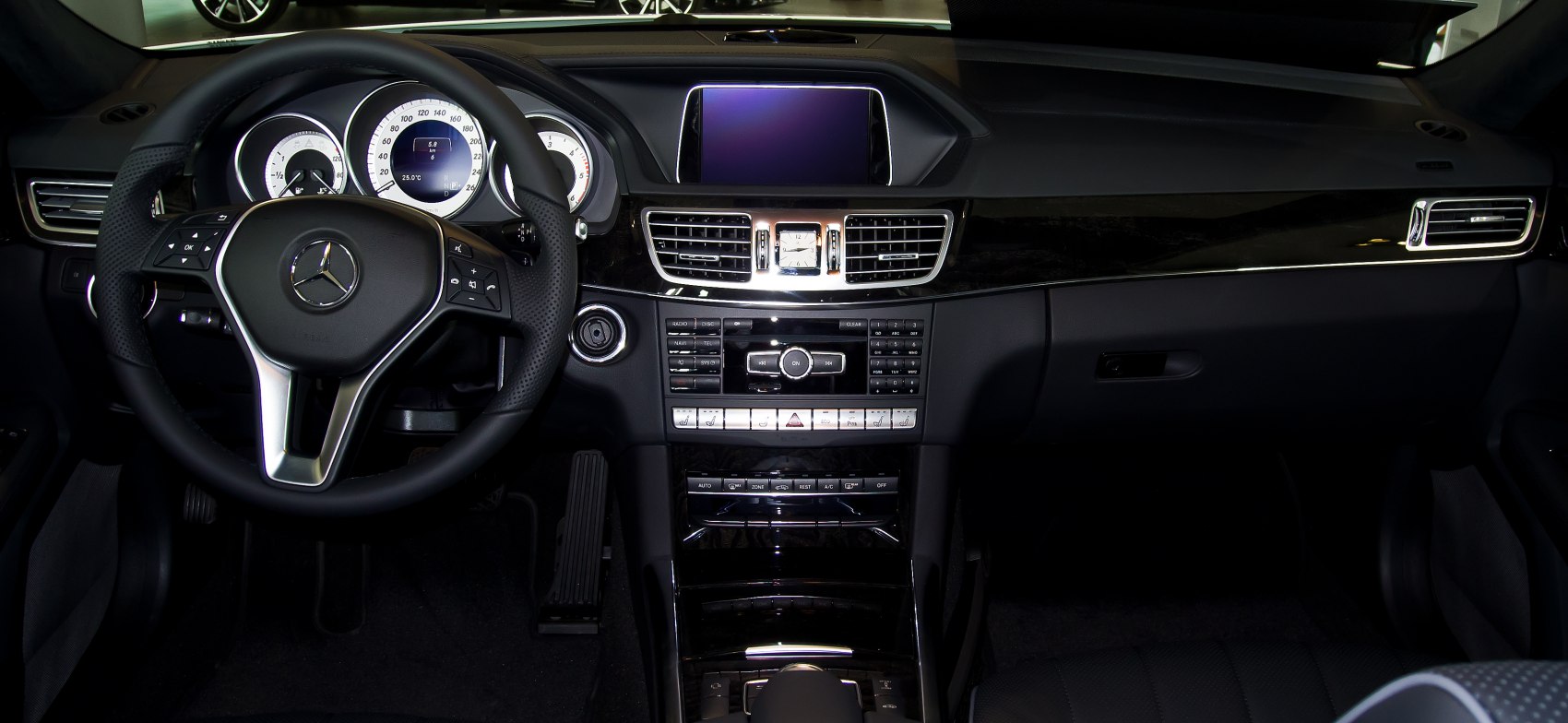 Dashboard and steering wheel with multimedia display and analog clock