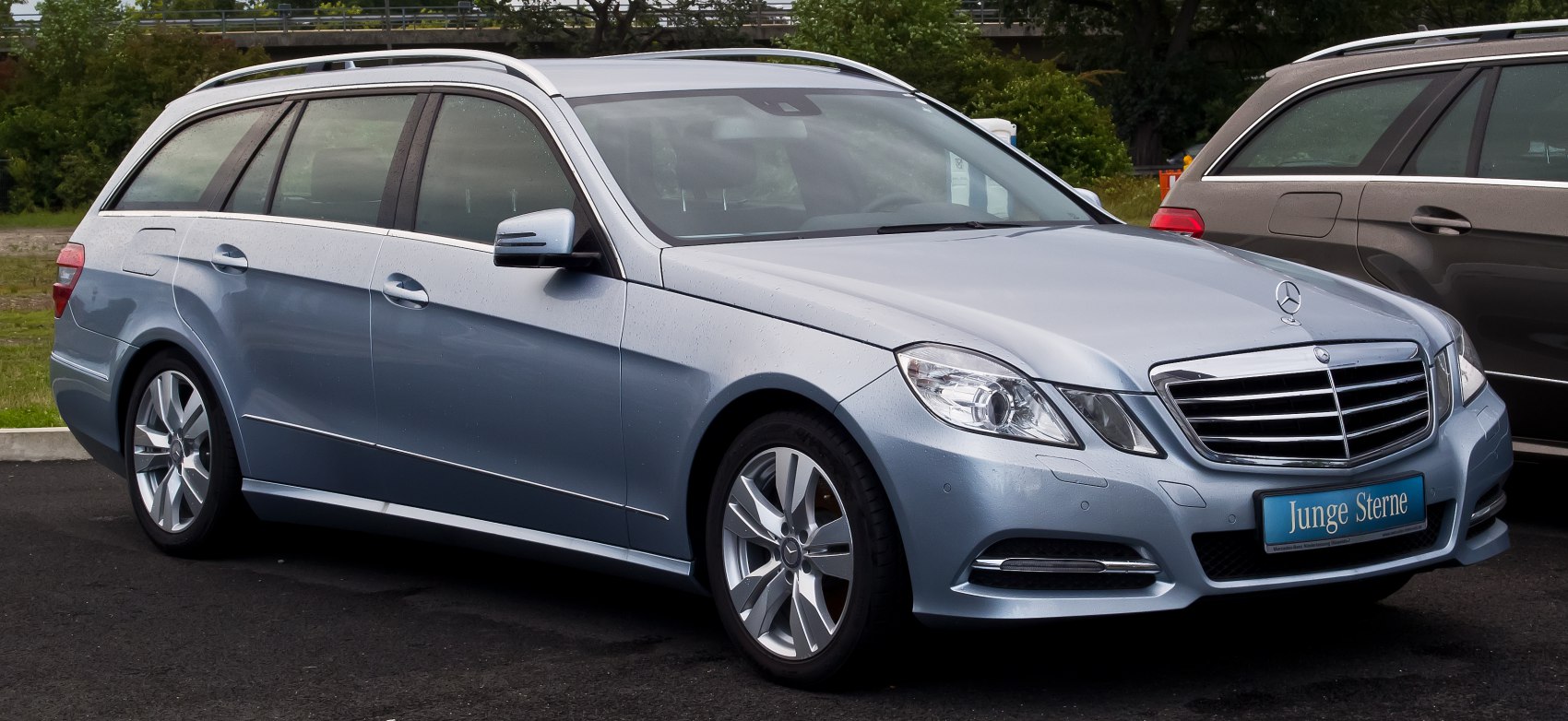 Silver wagon front side with chrome grille and alloy wheels