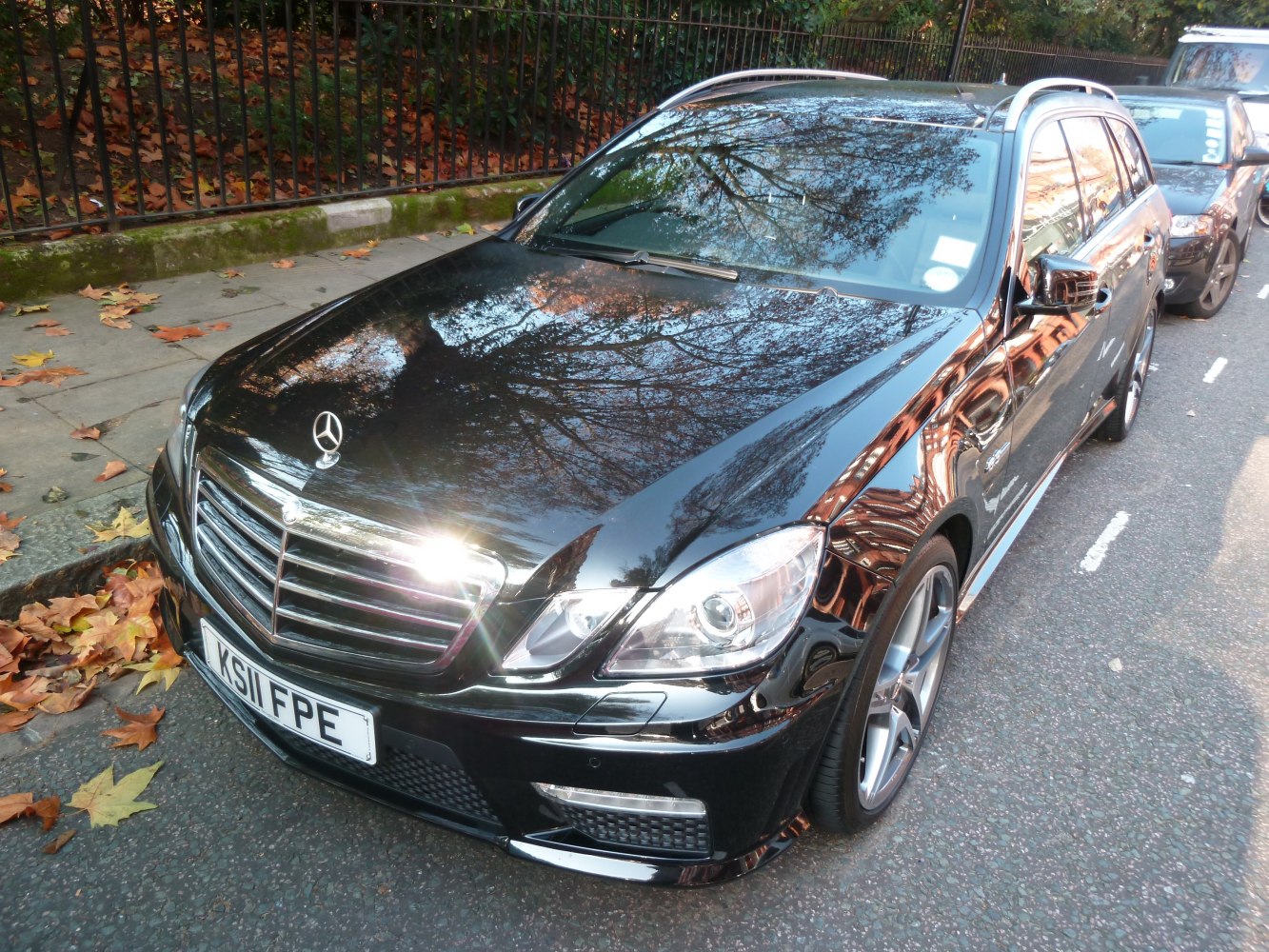 Front grille and side profile of a luxury station wagon with alloy wheels