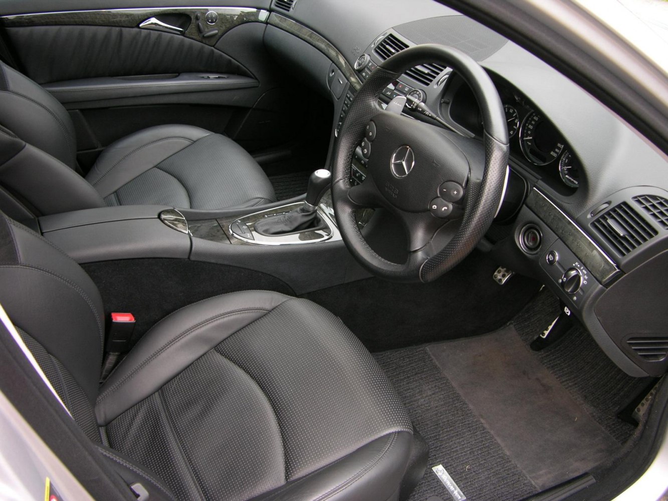 Leather seats and advanced dashboard with steering wheel and gear lever