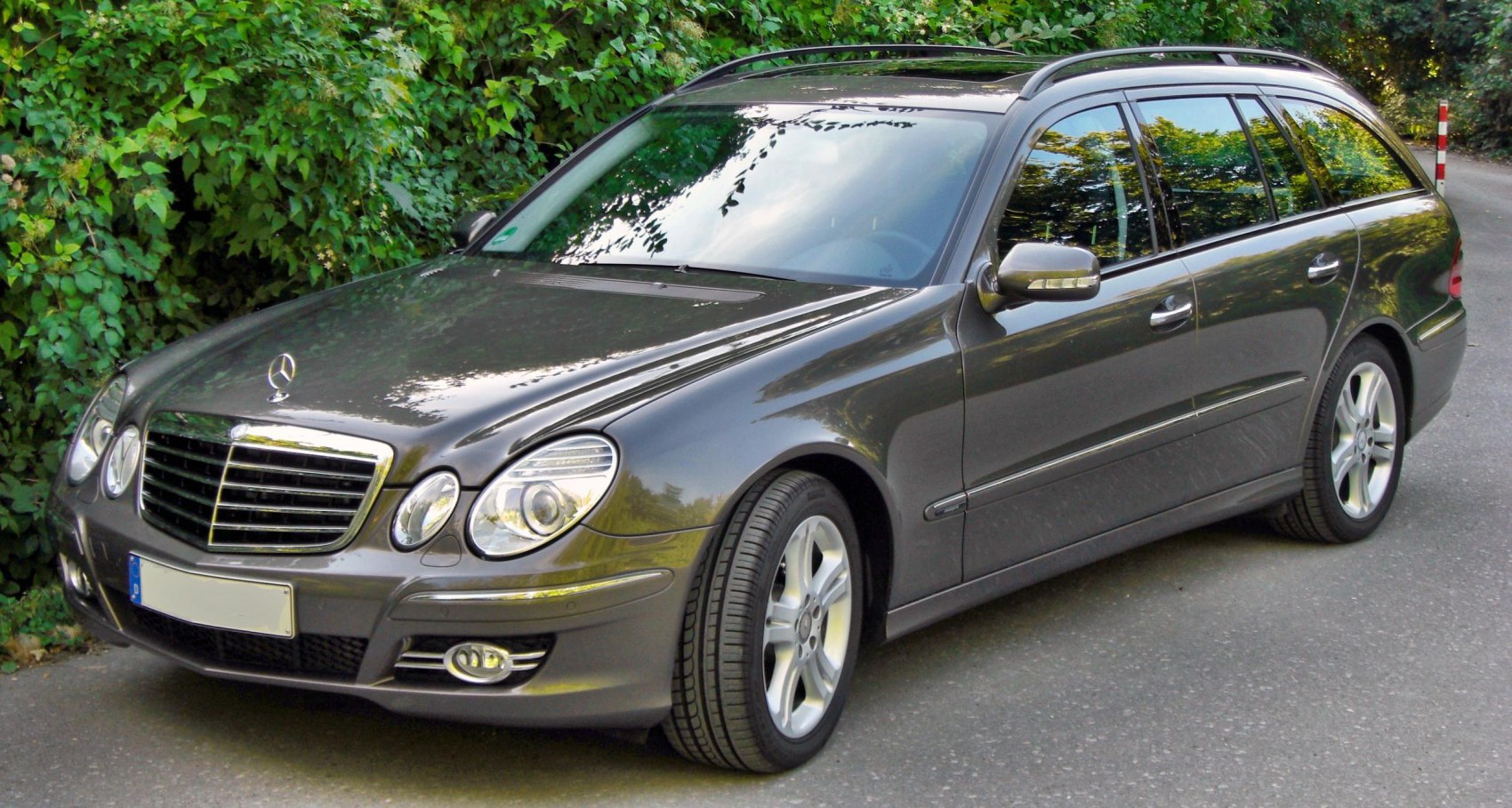 Station wagon with roof rails and dual round headlights