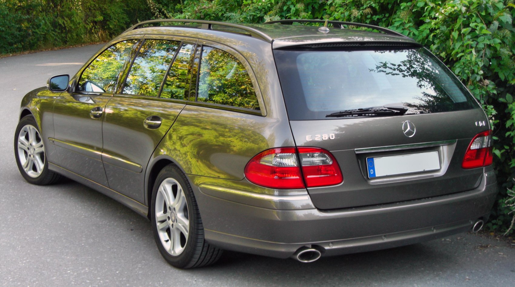 Rear side and tail lights of a station wagon with alloy wheels and roof rails