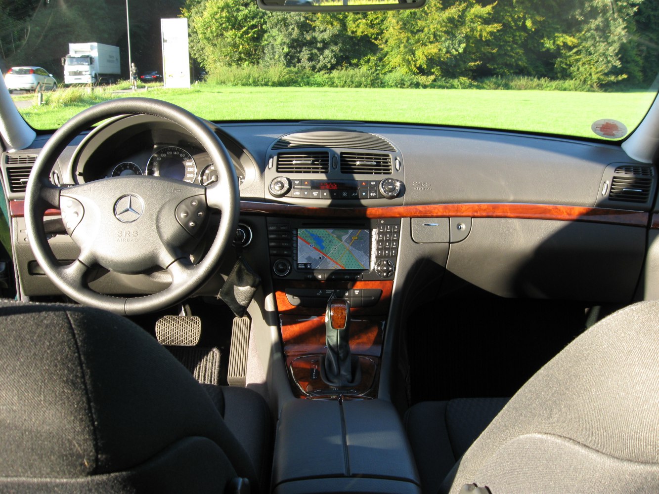 Dashboard, steering wheel, and central console with navigation system