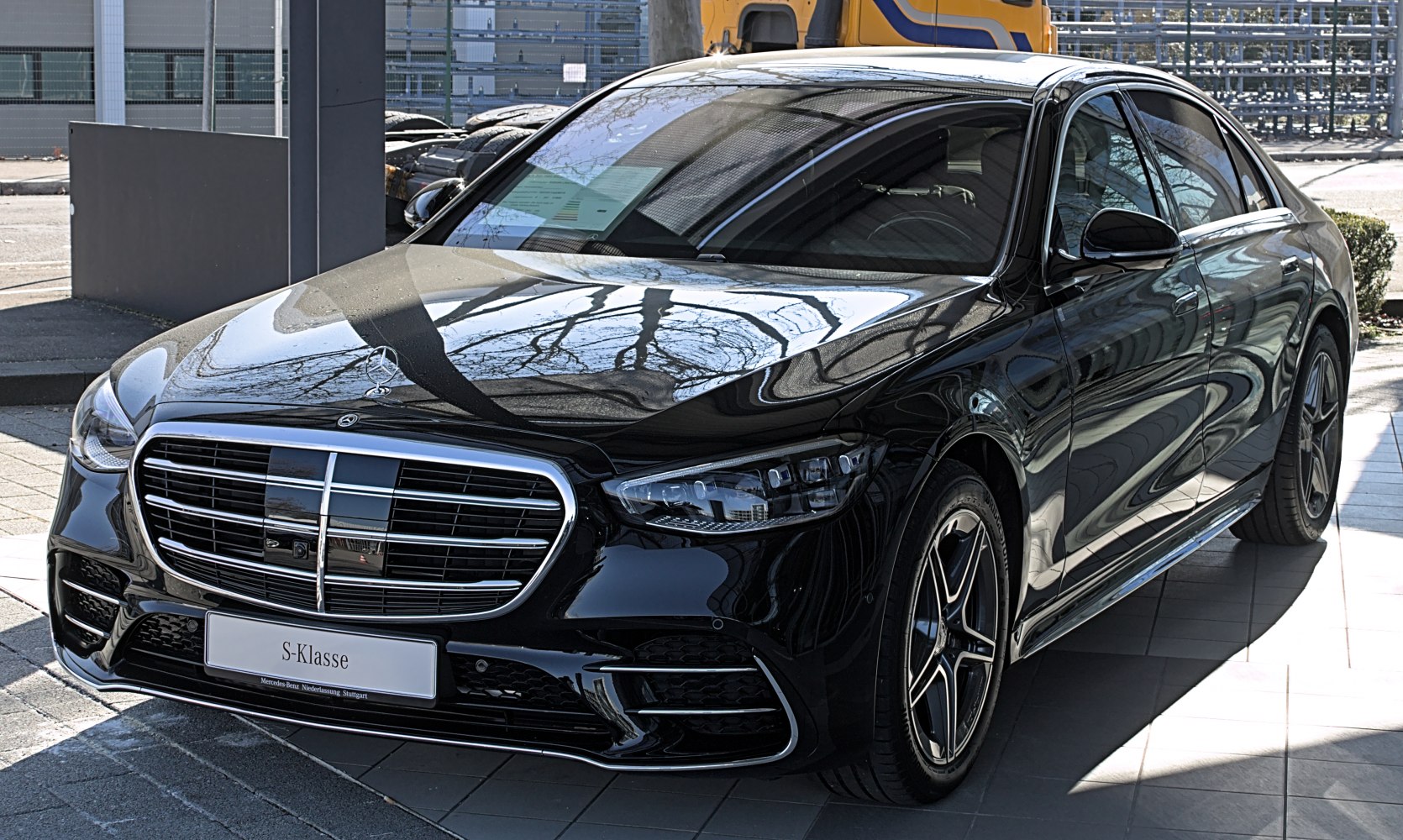 Front view with distinctive grille and LED headlights